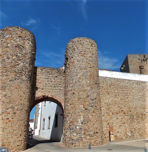 La imagen tiene un atributo ALT vacío; su nombre de archivo es 1-5.jpg